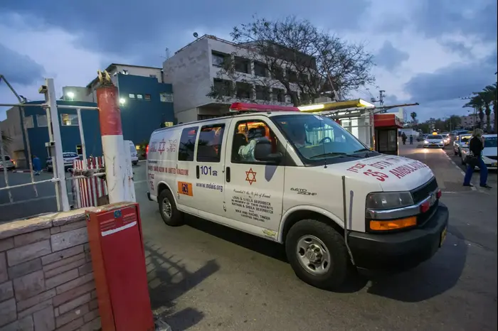 העברת גופתו של צ'רלי אבוטבול מבית החולים לניאדו לאבו כביר. אפריל 2014 (יותם רונן) העברת גופתו של צ'רלי אבוטבול מבית החולים לניאדו לאבו כביר. אפריל 2014 (יותם רונן)