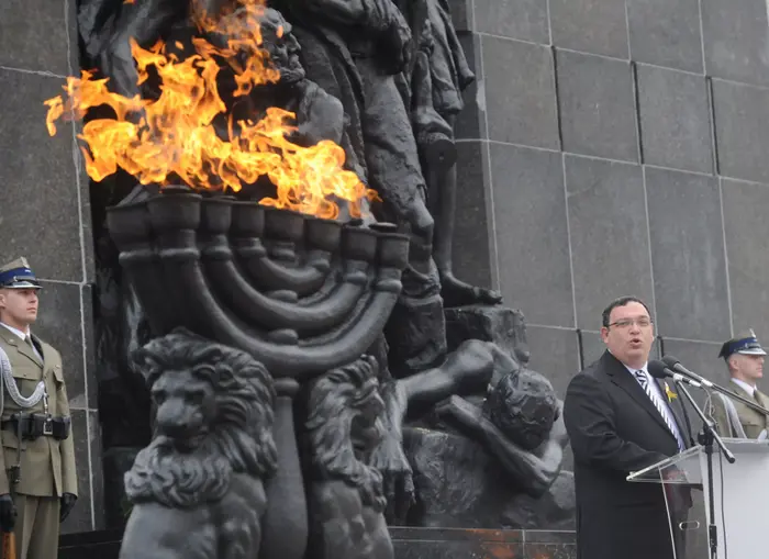 שר החינוך שי פירון בטקס לזכר מרד גטו ורשה, 2013 (AP) שר החינוך שי פירון בטקס לזכר מרד גטו ורשה, 2013 (AP)