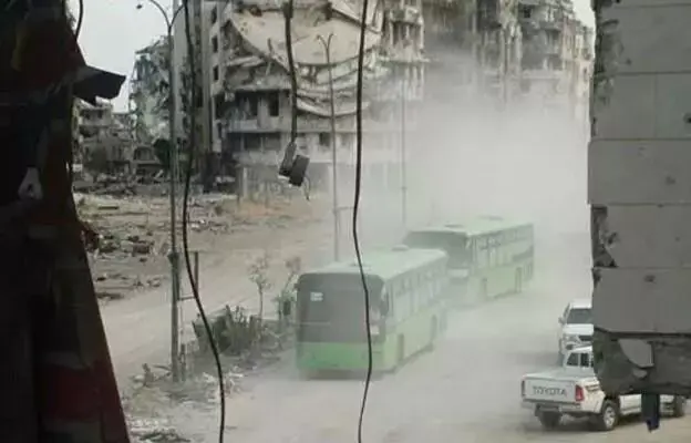 כוחות המורדים מתפנים מהעיר העתיקה של חומס, מאי 2014 (צילום מסך , טוויטר) כוחות המורדים מתפנים מהעיר העתיקה של חומס, מאי 2014 (צילום מסך , טוויטר)