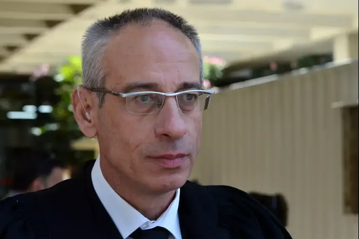 עו"ד נבות תל צור, פרקליטו של אולמרט, ביציאה מהקראת גזר הדין בפרשת הולילנד, מאי 2014 (ניב אהרונסון) עו"ד נבות תל צור, פרקליטו של אולמרט, ביציאה מהקראת גזר הדין בפרשת הולילנד, מאי 2014 (ניב אהרונסון)
