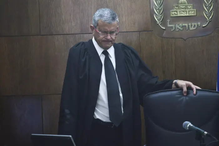 השופט דוד רוזן בדיון משלב הטיעונים לעונש של שולה זקן, מאי 2014 (מערכת וואלה! NEWS , תומר אפלבאום) השופט דוד רוזן בדיון משלב הטיעונים לעונש של שולה זקן, מאי 2014 (מערכת וואלה! NEWS , תומר אפלבאום)