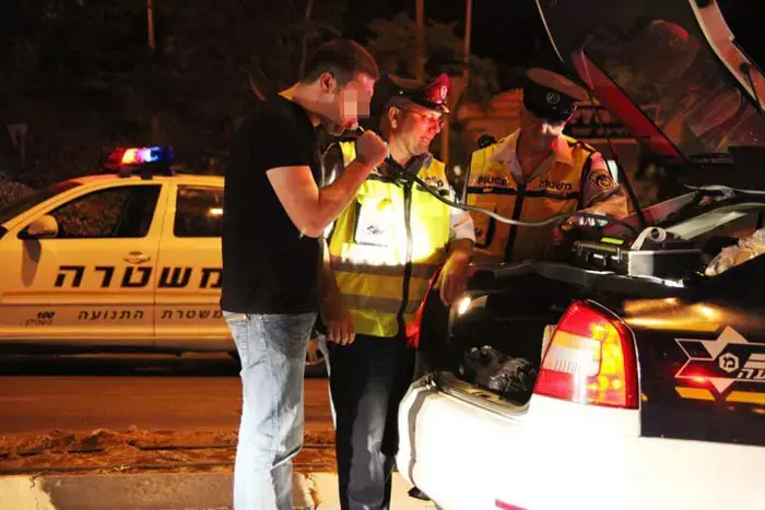 ניידת משטרת התנועה הארצית בפעילות אכיפה נהיגה בשכרות (יח"צ , אגף התנועה משטרת ישראל) ניידת משטרת התנועה הארצית בפעילות אכיפה נהיגה בשכרות (יח"צ , אגף התנועה משטרת ישראל)