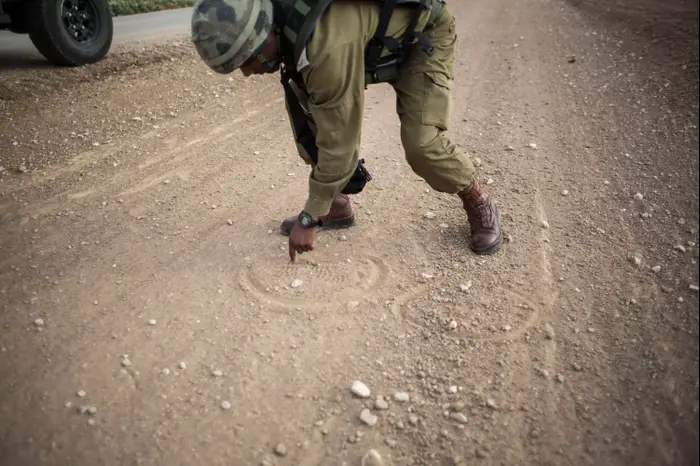גשש בדואי בוחן עקבות על הקרקע סמוך לנחל עוז. מאי 2014 (GettyImages) גשש בדואי בוחן עקבות על הקרקע סמוך לנחל עוז. מאי 2014 (GettyImages)