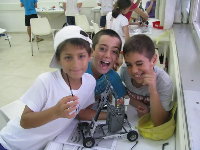 ילדים בחוג רובוטיקה (אסור להשתמש) ילדים בחוג רובוטיקה (אסור להשתמש)