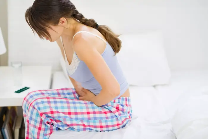 אישה סובלת מכאב בטן (ShutterStock) אישה סובלת מכאב בטן (ShutterStock)