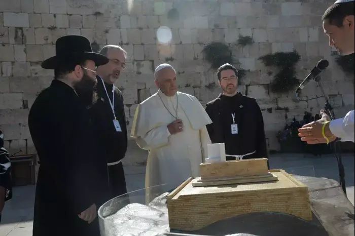 ביקור האפיפיור פרנציסקוק בכותל המערבי, מאי 2014 (יח"צ , דוברות רב הכותל) ביקור האפיפיור פרנציסקוק בכותל המערבי, מאי 2014 (יח"צ , דוברות רב הכותל)