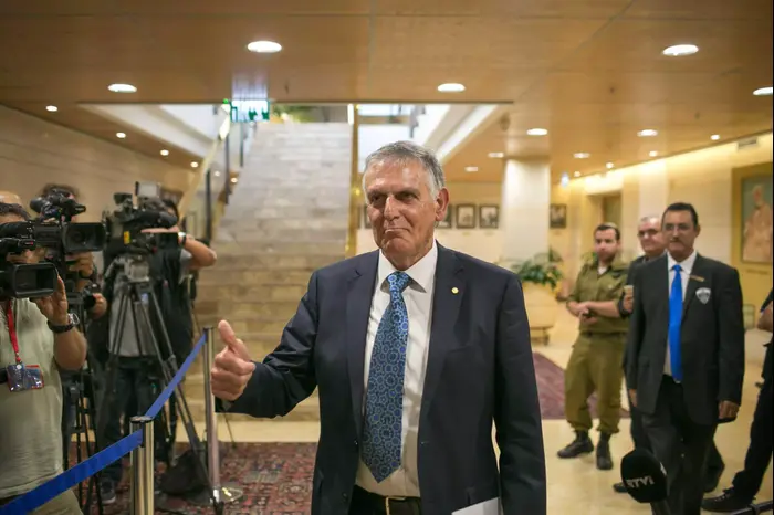 דן שכטמן במעמד הגשת טפסי המועמדות לנשיאות ליו"ר הכנסת, מאי 2014 (נועם מושקוביץ) דן שכטמן במעמד הגשת טפסי המועמדות לנשיאות ליו"ר הכנסת, מאי 2014 (נועם מושקוביץ)