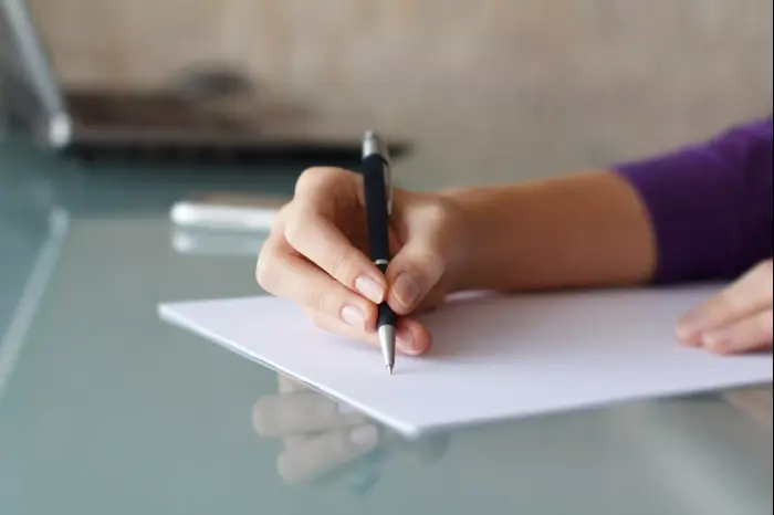 אישה כותבת מכתב (ShutterStock) אישה כותבת מכתב (ShutterStock)