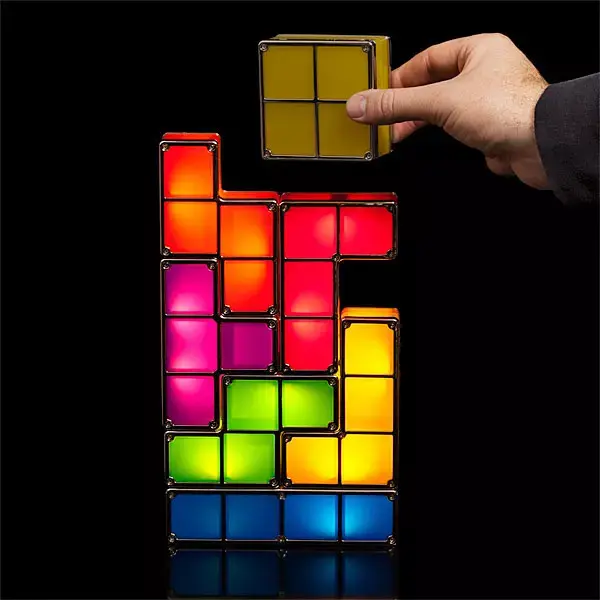 מנורת לד בצורת טטריס (אתר רשמי , http://www.thinkgeek.com) מנורת לד בצורת טטריס (אתר רשמי , http://www.thinkgeek.com)