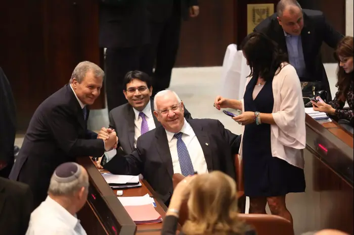 מאיר שטרית וראובן ריבלין בהצבעה שנייה בבחירות לנשיאות בכנסת, יוני 2014 (נועם מושקוביץ) מאיר שטרית וראובן ריבלין בהצבעה שנייה בבחירות לנשיאות בכנסת, יוני 2014 (נועם מושקוביץ)