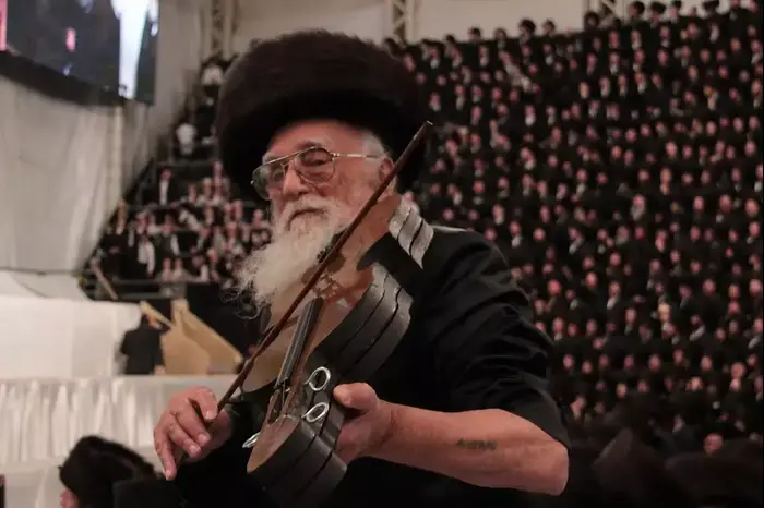 חתונת נכדת האדמו"ר מבעלז (יח"צ , שלומי כהן כיכר השבת) חתונת נכדת האדמו"ר מבעלז (יח"צ , שלומי כהן כיכר השבת)