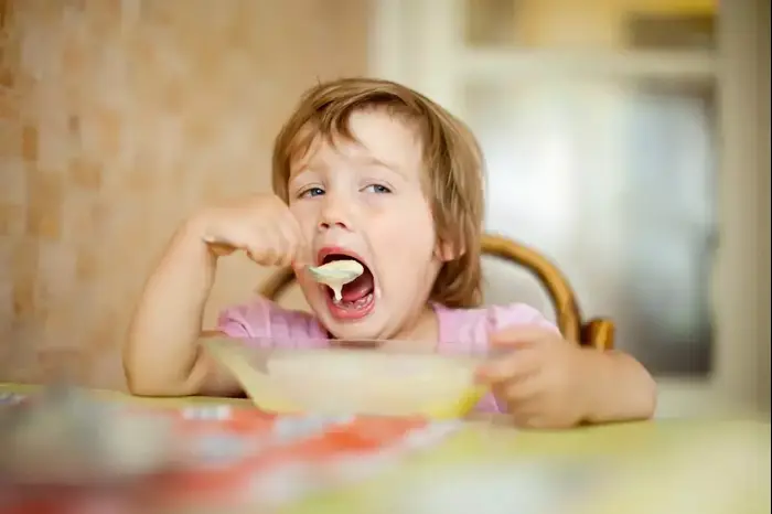 פעוט אוכל בכפית (ShutterStock) פעוט אוכל בכפית (ShutterStock)