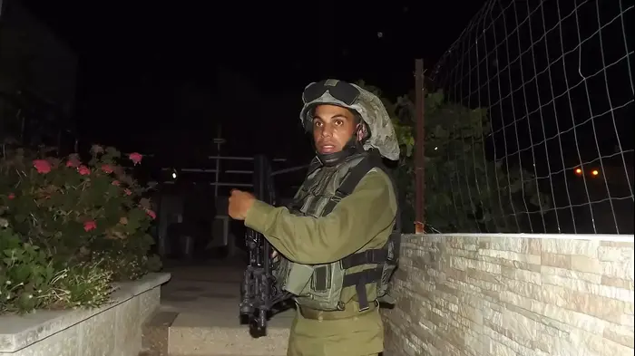 מג"ד צבר סא"ל לירן חגבי מורה לפרוץ לבית בג'נין (מערכת וואלה! NEWS , אמיר בוחבוט ושלומי גבאי) מג"ד צבר סא"ל לירן חגבי מורה לפרוץ לבית בג'נין (מערכת וואלה! NEWS , אמיר בוחבוט ושלומי גבאי)