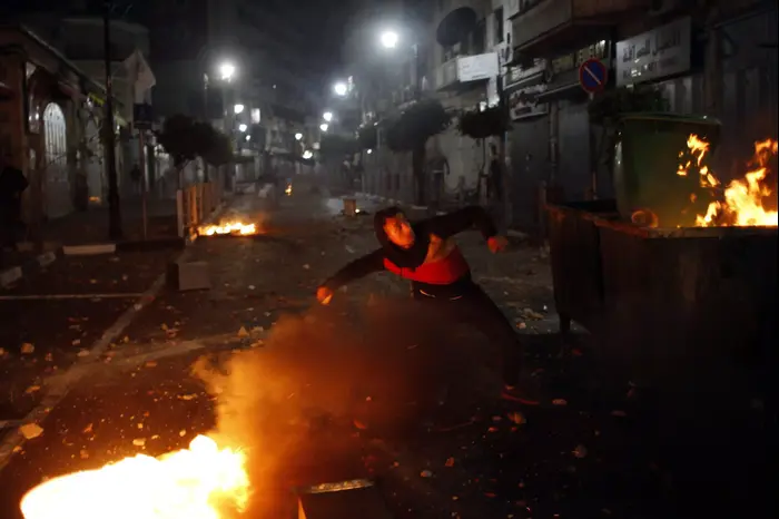 עימותים ליליים בין כוחות צה"ל לצעירים פלסטיניים רמאללה, 22 ביוני 2014 (רויטרס) עימותים ליליים בין כוחות צה"ל לצעירים פלסטיניים רמאללה, 22 ביוני 2014 (רויטרס)