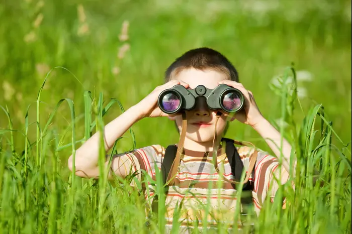 ילד מביט במשקפת (ShutterStock) ילד מביט במשקפת (ShutterStock)