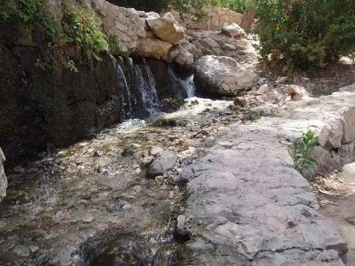 מעיין עין מבוע (יח"צ , איל שפירא) מעיין עין מבוע (יח"צ , איל שפירא)