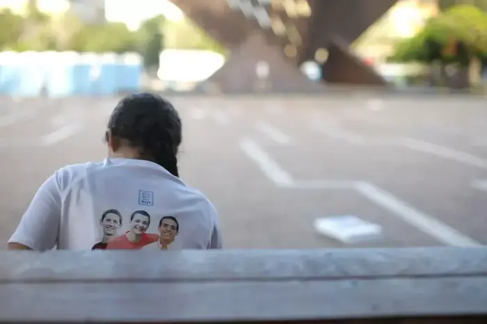 הכנות לקראת עצרת "שובו בנים" בכיכר רבין הערב, יוני 2014 (דרור עינב) הכנות לקראת עצרת "שובו בנים" בכיכר רבין הערב, יוני 2014 (דרור עינב)