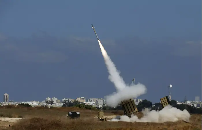 טיל יירוט נורה ממערכת כיפת ברזל באזור אשדוד במבצע "צוק איתן", יולי 2014 (רויטרס) טיל יירוט נורה ממערכת כיפת ברזל באזור אשדוד במבצע "צוק איתן", יולי 2014 (רויטרס)