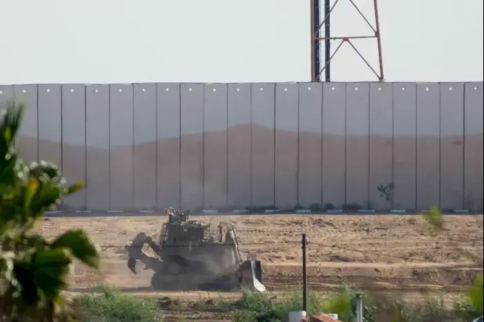 גבול עזה בעת מבצע צוק איתן. יולי 2014 (בן קלמר) גבול עזה בעת מבצע צוק איתן. יולי 2014 (בן קלמר)