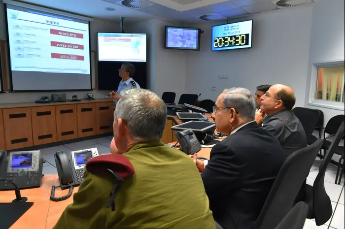 ראש הממשלה, בנימין נתניהו, שר הביטחון, משה (בוגי) יעלון והרמטכ"ל, רא"ל בני גנץ בביקור בבור של חיל האוויר עם נתוני התקיפות המציגים להם עד כה (משרד הביטחון , אריאל חרמוני) ראש הממשלה, בנימין נתניהו, שר הביטחון, משה (בוגי) יעלון והרמטכ"ל, רא"ל בני גנץ בביקור בבור של חיל האוויר עם נתוני התקיפות המציגים להם עד כה (משרד הביטחון , אריאל חרמוני)