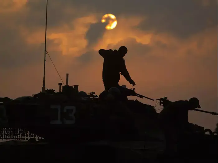 כלי שריון של צה"ל בגבול רצועת עזה. 19 בנובמבר 2012 (רויטרס) כלי שריון של צה"ל בגבול רצועת עזה. 19 בנובמבר 2012 (רויטרס)