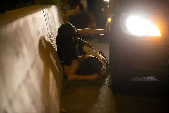 אזרחים תופסים מחסה בעת אזעקה בכביש איילון צפון (בן קלמר) אזרחים תופסים מחסה בעת אזעקה בכביש איילון צפון (בן קלמר)