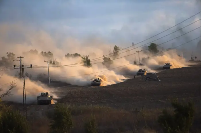 פעילות כוחות צה"ל על גבות רצועת עזה, יולי 2014 (רויטרס) פעילות כוחות צה"ל על גבות רצועת עזה, יולי 2014 (רויטרס)