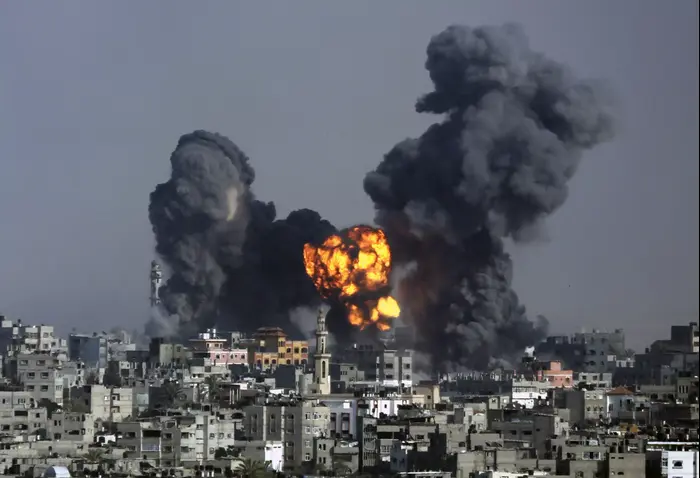עשן ולהבות במהלך הלחימה בעזה. יולי 2014 (AP) עשן ולהבות במהלך הלחימה בעזה. יולי 2014 (AP)