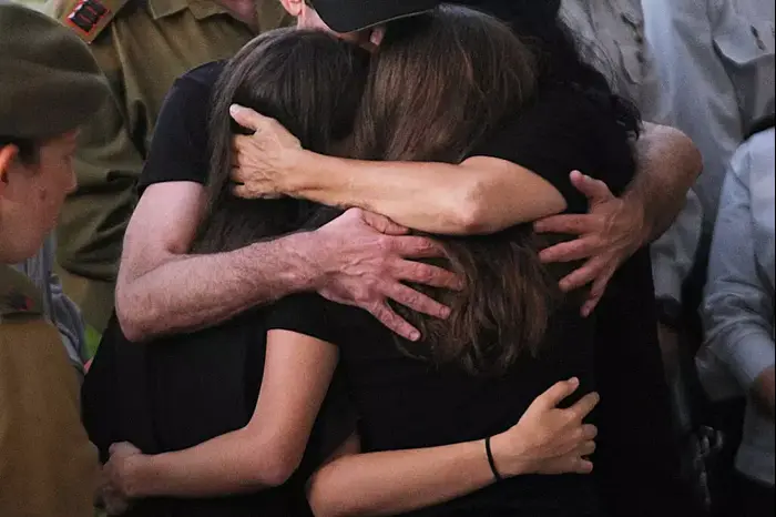 הלווייתו של סגן רועי פלס, שנפל במהלך מבצע צוק איתן, בבית העלמין קריית שאול בתל אביב, יולי 2014 (דרור עינב) הלווייתו של סגן רועי פלס, שנפל במהלך מבצע צוק איתן, בבית העלמין קריית שאול בתל אביב, יולי 2014 (דרור עינב)