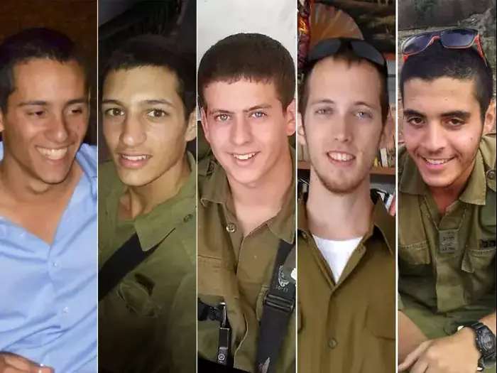 דניאל קדמי, ברקאי שור, ארז שגיא, דור דרעי ונדב ריימונד שנהרגו ממחבלים ליד נחל עוז. יולי 2014 (עיבוד תמונה , דו"צ, באדיבות המשפחה) דניאל קדמי, ברקאי שור, ארז שגיא, דור דרעי ונדב ריימונד שנהרגו ממחבלים ליד נחל עוז. יולי 2014 (עיבוד תמונה , דו"צ, באדיבות המשפחה)
