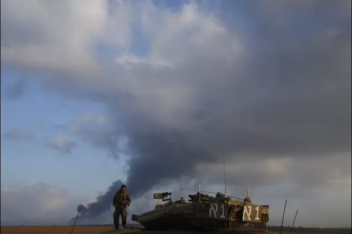 לוחם צה"ל על טנק מחוץ לרצועת עזה. 31 ביולי 2014 (רויטרס) לוחם צה"ל על טנק מחוץ לרצועת עזה. 31 ביולי 2014 (רויטרס)