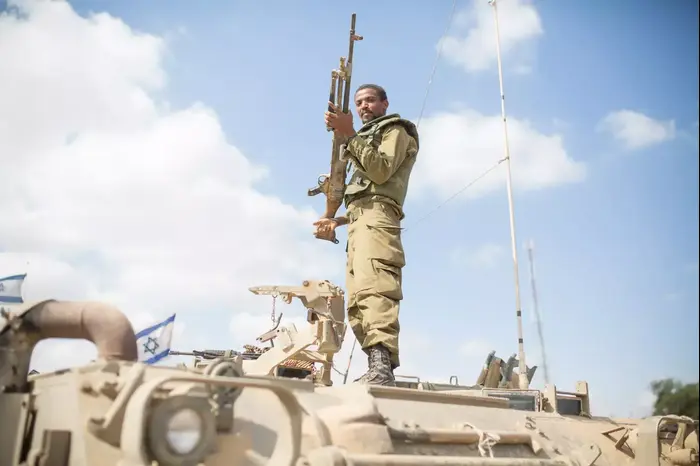 כוחות צה"ל בשטחי הכינוס בדרום על גבול רצועת עזה הבוקר, אוגוסט 2014 (יותם רונן) כוחות צה"ל בשטחי הכינוס בדרום על גבול רצועת עזה הבוקר, אוגוסט 2014 (יותם רונן)