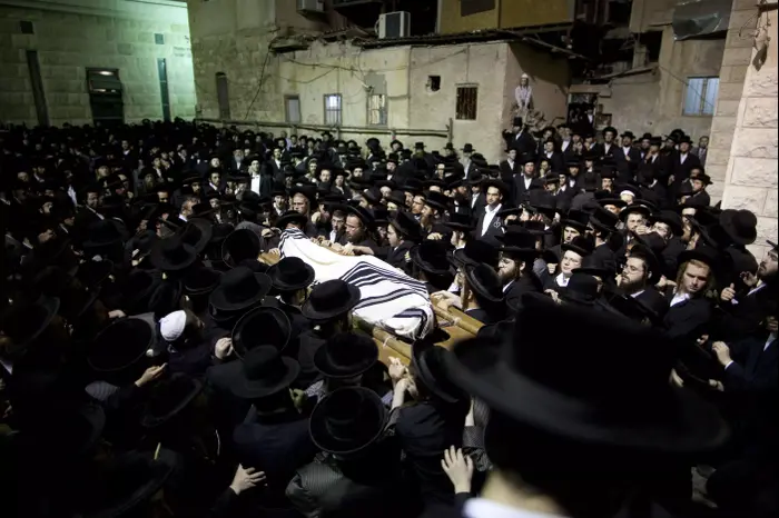 חסידי תולדות אהרון בהלווייתו של אברהם וואלאס שנרצח בפיגוע הדריסה בירושלים. 4 באוגוסט 2014 (GettyImages) חסידי תולדות אהרון בהלווייתו של אברהם וואלאס שנרצח בפיגוע הדריסה בירושלים. 4 באוגוסט 2014 (GettyImages)