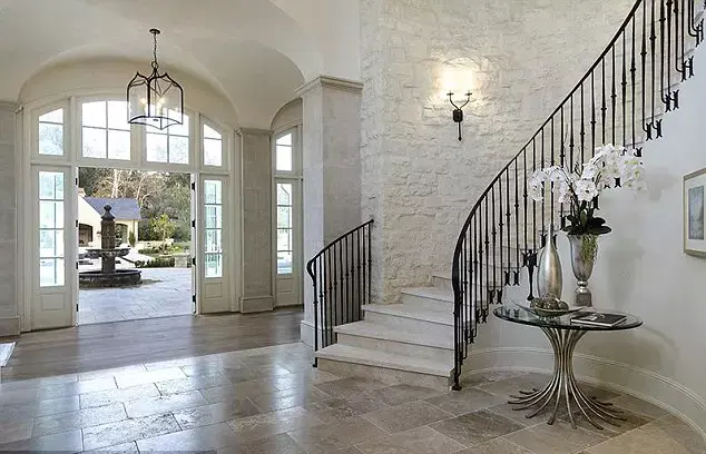 הבית החדש של קים קרדשיאן וקניה ווסט (יח"צ , Sotheby's International Realty) הבית החדש של קים קרדשיאן וקניה ווסט (יח"צ , Sotheby's International Realty)