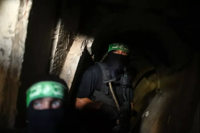 פעילי חמאס בתוך מנהרת טרור רצועת עזה, אוגוסט 2014 (רויטרס) פעילי חמאס בתוך מנהרת טרור רצועת עזה, אוגוסט 2014 (רויטרס)