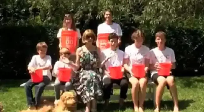 אנה ווינטור מקבלת את אתגר דלי הקרח (צילום מסך) אנה ווינטור מקבלת את אתגר דלי הקרח (צילום מסך)