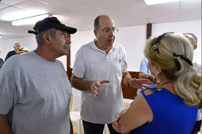 שר הביטחון משה יעלון ביקר ביישובי עוטף עזה ונפגש עם ראשי הרשויות והתושבים (משרד הביטחון) שר הביטחון משה יעלון ביקר ביישובי עוטף עזה ונפגש עם ראשי הרשויות והתושבים (משרד הביטחון)