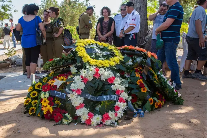 הלווייתו של דניאל טרגרמן, בבית העלמין בחבל שלום. אוגוסט 2014 (יותם רונן) הלווייתו של דניאל טרגרמן, בבית העלמין בחבל שלום. אוגוסט 2014 (יותם רונן)