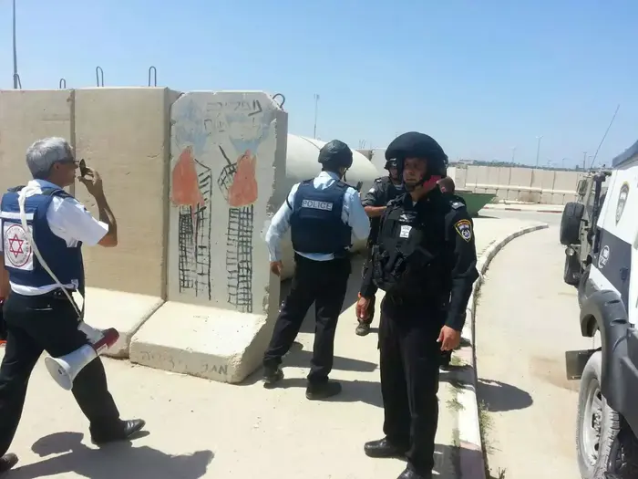 כוחות ביטחון במחסום ארז לאחר שנורו לעברו פצמ"רים. אוגוסט 2014 (חטיבת דובר המשטרה) כוחות ביטחון במחסום ארז לאחר שנורו לעברו פצמ"רים. אוגוסט 2014 (חטיבת דובר המשטרה)