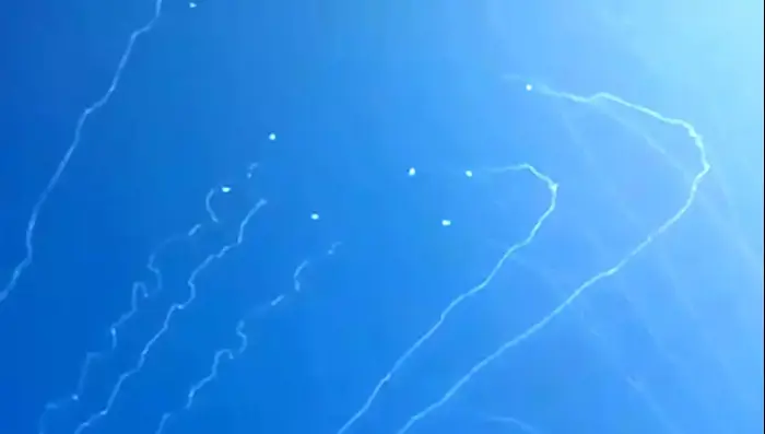 סרטון של SIN: 15 קסאמים מיורטים על ידי כיפת ברזל (צילום מסך , יוטיוב) סרטון של SIN: 15 קסאמים מיורטים על ידי כיפת ברזל (צילום מסך , יוטיוב)
