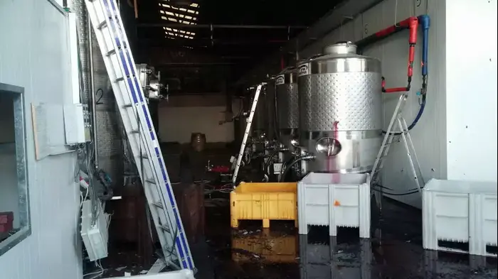 פגז טנק התפוצץ ביקב בעין זיוון בגבול עם סוריה, אוגוסט 2014 (יח"צ , דוברות כבאות מחוז צפון) פגז טנק התפוצץ ביקב בעין זיוון בגבול עם סוריה, אוגוסט 2014 (יח"צ , דוברות כבאות מחוז צפון)