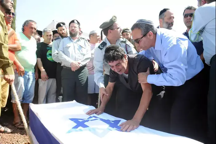 הלוויית החייל נתנאל ממן שנפגע מרקטה בגן יבנה 29 באוגוסט 2014 (ראובן קסטרו) הלוויית החייל נתנאל ממן שנפגע מרקטה בגן יבנה 29 באוגוסט 2014 (ראובן קסטרו)