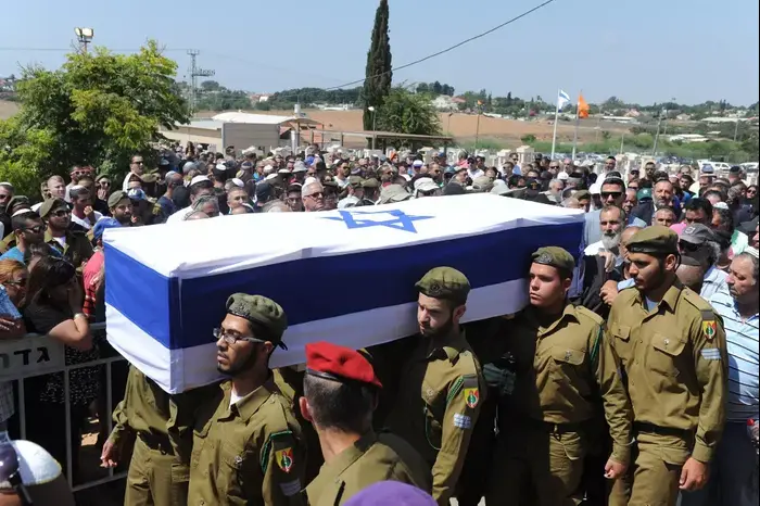 הלווייתו של נתנאל ממן שנפגע מרקטה, גן יבנה (ראובן קסטרו) הלווייתו של נתנאל ממן שנפגע מרקטה, גן יבנה (ראובן קסטרו)