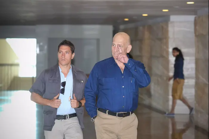 אהוד אולמרט בדיון בעליון בבקשה לדחיית מועד תחילת ריצוי העונש בתיק הולילנד, ספטמבר 2014 (נועם מושקוביץ) אהוד אולמרט בדיון בעליון בבקשה לדחיית מועד תחילת ריצוי העונש בתיק הולילנד, ספטמבר 2014 (נועם מושקוביץ)