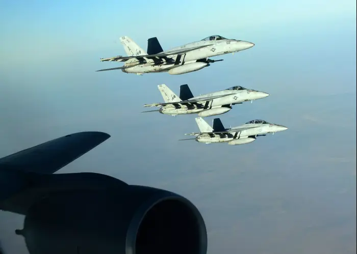 מטוסי F-18E של צבא ארצות הברית שהשתתפו בתקיפה נגד דאעש בסוריה (רויטרס) מטוסי F-18E של צבא ארצות הברית שהשתתפו בתקיפה נגד דאעש בסוריה (רויטרס)