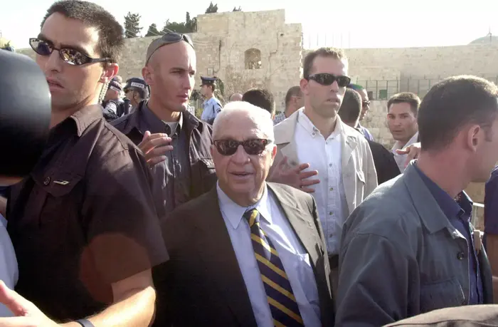 יו"ר האופוזיציה אריאל שרון עולה להר הבית, 28 בספטמבר 2000 (AP , איל ורשבסקי) יו"ר האופוזיציה אריאל שרון עולה להר הבית, 28 בספטמבר 2000 (AP , איל ורשבסקי)