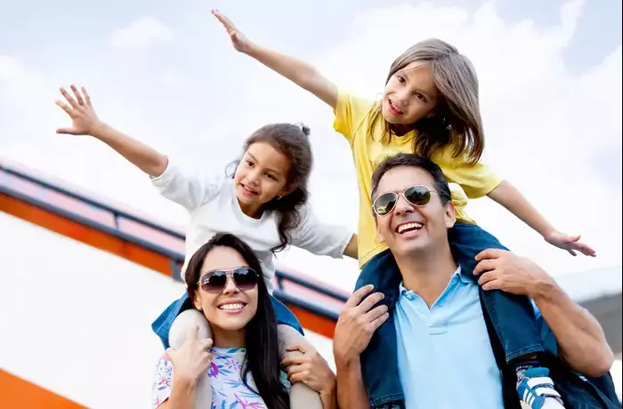 משפחה נוסעת לטיול בחו"ל (ShutterStock) משפחה נוסעת לטיול בחו"ל (ShutterStock)