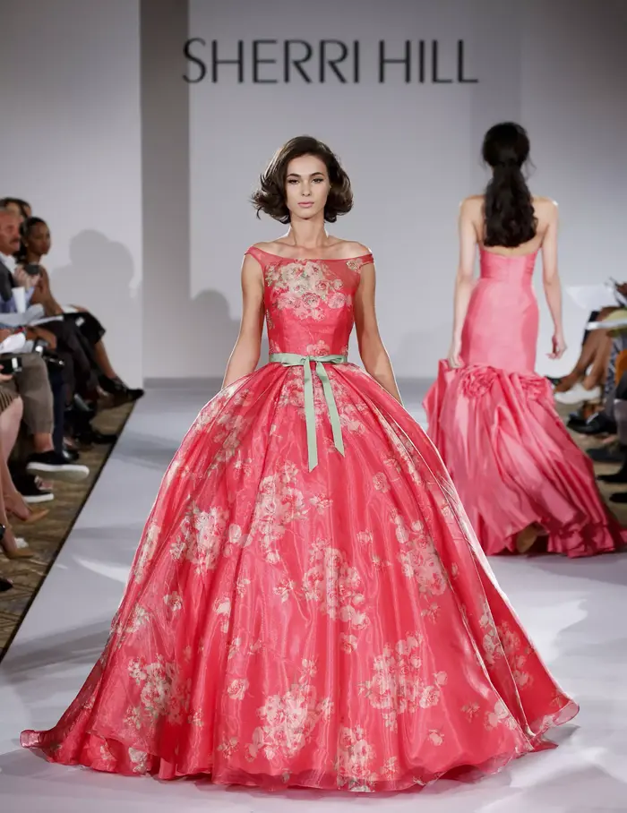 תצוגת שרי היל ready-to-wear, אביב/קיץ 2015 (GettyImages) תצוגת שרי היל ready-to-wear, אביב/קיץ 2015 (GettyImages)