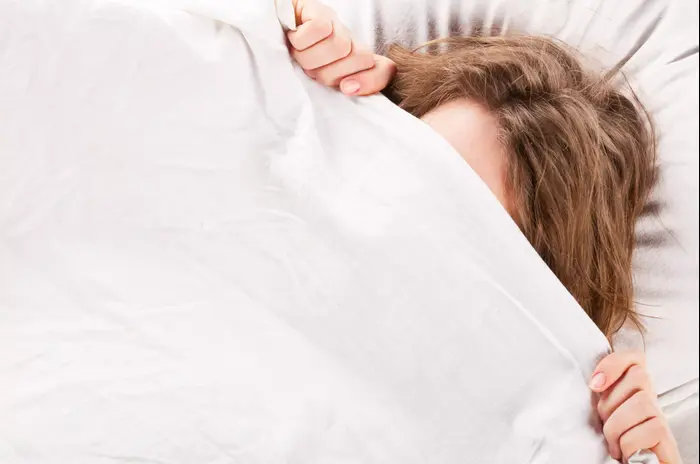 אישה מתעוררת במיטה (ShutterStock) אישה מתעוררת במיטה (ShutterStock)