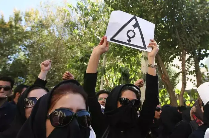 הפגנה בעיר איספהאן במחאה על התזת חומצה על נשים. איראן - 22 באוקטובר 2014 (צילום מסך) הפגנה בעיר איספהאן במחאה על התזת חומצה על נשים. איראן - 22 באוקטובר 2014 (צילום מסך)